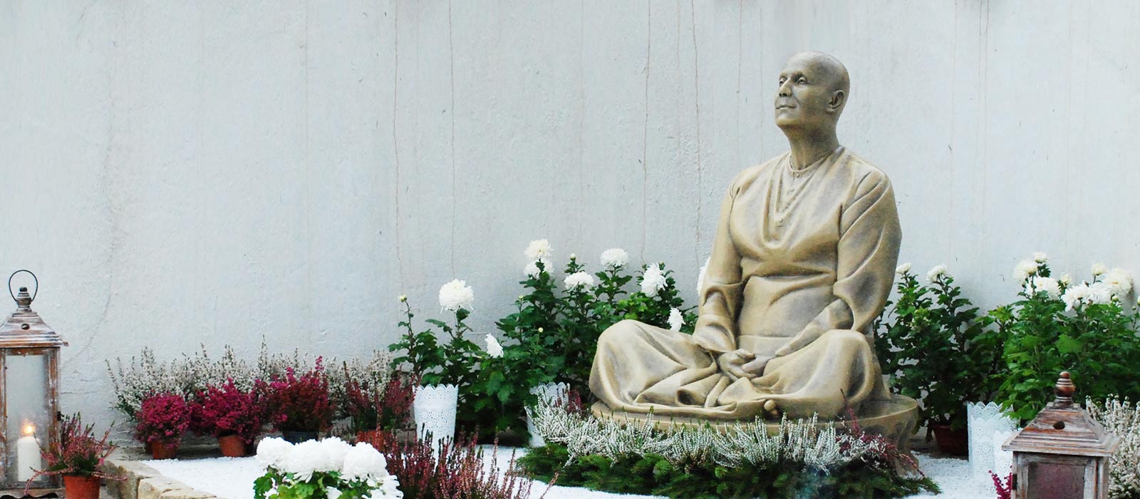 Монгол дахь Шри Чинмойн Төв: Монгол дахь Шри Чинмойн Төв нь үнэ төлбөргүй бясалгалын хичээл явуулдаг, бүх нийтийн гүйлтийн тэмцээнийг зохион байгуулж, даян дэлхийн эв нэгдлийг бүхий л талаар дэмждэг олон нийтийн байгууллага.